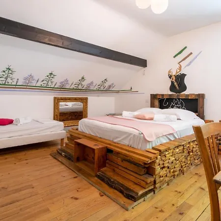 Mamie Jane Co-munity 3*