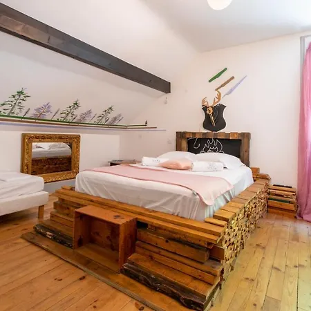 Mamie Jane Co-munity Gasthuis Aix-les-Bains