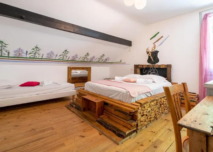 Mamie Jane Co-munity 3*